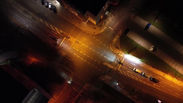 Drone fliegt Nachts &uuml;ber eine Kreuzung und filmt direkt nach unten. Stadlichter und Scheinwerfer der Autos sind sichtbar. Stadtleben, Nachtleben. Chemnitz, Deutschland