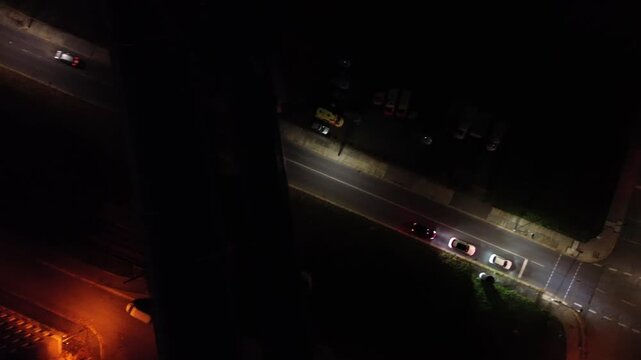Drone fliegt Nachts &uuml;ber eine Kreuzung und filmt direkt nach unten. Stadlichter und Scheinwerfer der Autos sind sichtbar. Stadtleben, Nachtleben. Chemnitz, Deutschland