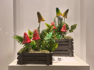 Stickers Meisjeskamer A whimsical forest fantasy in miniature—bright red mushrooms rise among lush ferns, evoking nature’s magic in a cozy, handcrafted display.  © Linda