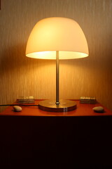 Grande lampe paquebot (de cabine) allumée (vue de face)