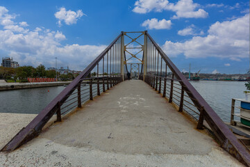 Obraz premium Turkey -Balıkesir - Bandırma - 05 October 2025: The love bridge located on the coast of Bandırma Republic Square.