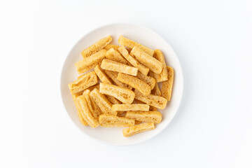 白背景にお皿に入ったきざみ揚げ（油揚げ）