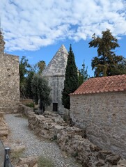 Obraz premium Charming Narrow Alley and Historic Architecture in the Old Town of Antalya (Kaleiçi)