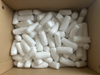 箱の中に入れられたバラ緩衝材　発泡スチロール　梱包材