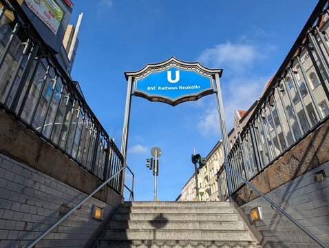 Treppe mit U - Bahnschild: ''Rathaus Neuk&ouml;lln''