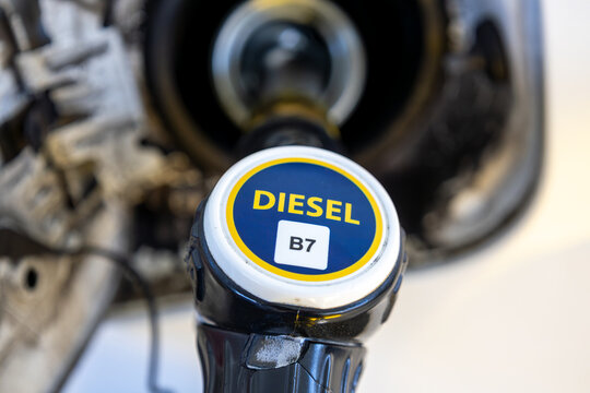 Nahaufnahme vom Betanken eines PKW&acute;s mit Diesel