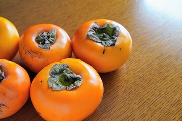 木のテーブルの上の会津身知らず柿　スペース有り