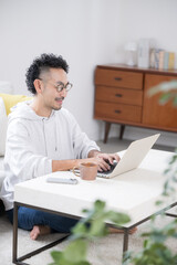 Fototapeta premium 中年のリスキリングや自宅で資格やスキルを勉強する様子