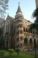Obraz premium Building facade of University of Mumbai (University of Bombay) in Mumbai city, Maharashtra. Mumbai landmark, monument. Bombay street. Indian style, beautiful colonial architecture, view. Exterior