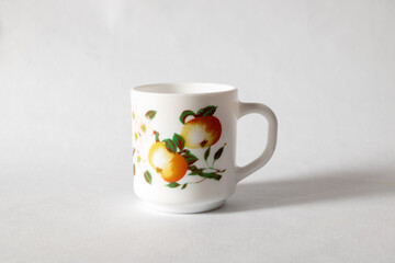 Tasse petit déjeuner en arcopal sur un fond blanc