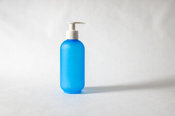 Lave mains à poussoir sur un fond blanc - distributeur de savon