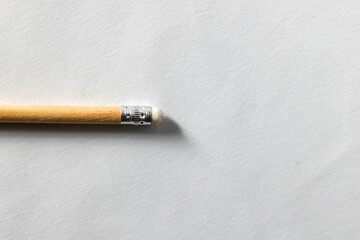 gomme du crayon de papier sur fond blanc