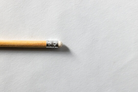 gomme du crayon de papier sur fond blanc