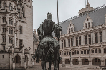 La cour d'honneur du château de Pierrefonds vue depuis l'escalier principal