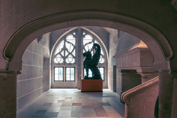 Statue d'une chimère gardant l'escalier au château de Pierrefonds