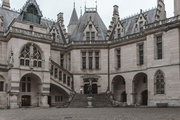 La cour d'honneur du château de Pierrefonds