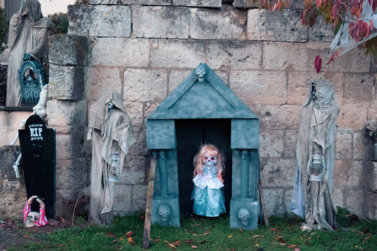 d&eacute;coration dans la rue repr&eacute;sentant une enfant poss&eacute;d&eacute;e par un d&eacute;mond