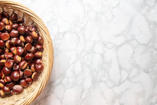 Panier remplit de châtaignes - ambiance automnale - arrière plan automne