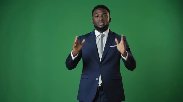 Gesch&auml;ftsmann im Anzug auf Greenscreen &ndash; Mann vor Chroma Key Hintergrund f&uuml;r Compositing und Business-Content