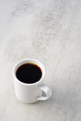 コーヒー - 淹れたてのフレッシュで香りのよいコーヒーが入ったコーヒーカップ
