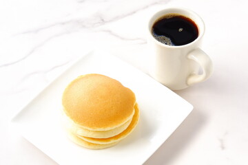 パンケーキとコーヒー - ふわふわの食感の美味しいパンケーキと、淹れたてのコーヒーで、コーヒーブレイク
