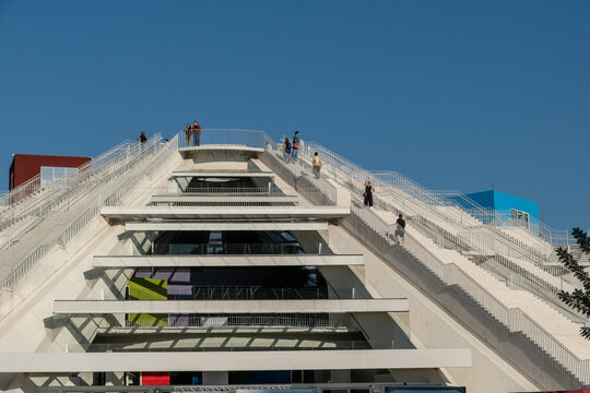 Menschen laufen &uuml;ber Terrassen und Treppen einer modernen Pyramide, Tirana, Albanien