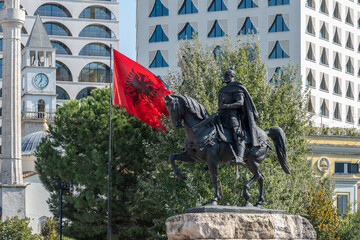 Reiterstatue von Skanderbeg und albanische Flagge im Zentrum, Tirana, Albanien