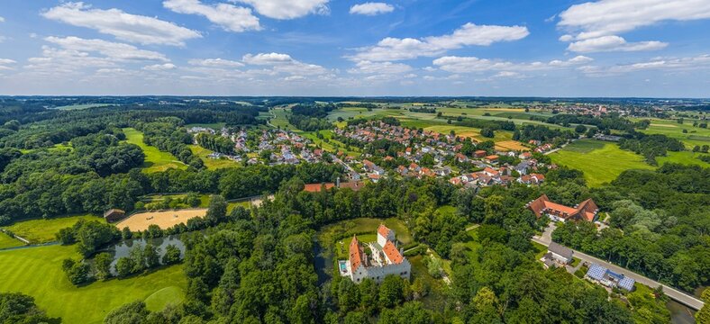 Reichertshausen an der Ilm im oberbyerischen Kreis Pfaffenhofen von oben