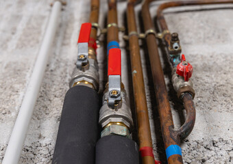 Des vannes d'eau lors d'une installation de tuyaux de plomberie en cuivre.