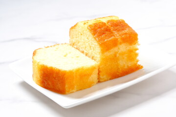 パウンドケーキ - 焼きたてでおいしそうなパウンドケーキで、おやつの時間
