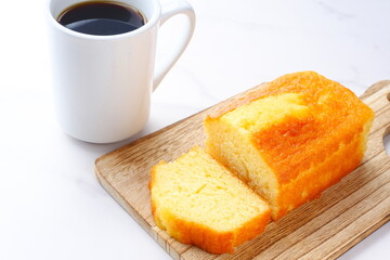 パウンドケーキとコーヒー - ふんわりしたパウンドケーキと淹れたてのコーヒーで、おやつの時間
