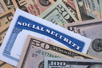 Obraz premium Social security number card on many US dollar money bills close up
