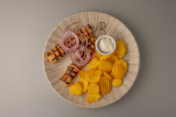 greek souvlaki with potato chips onion and a spread