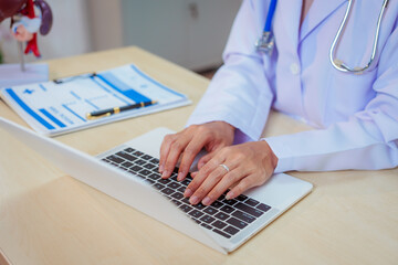 A female doctor examines a patient and explains her diagnosis to him via social media.