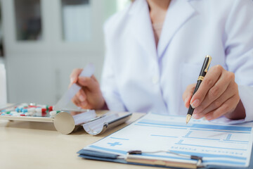 A female doctor examines a patient and explains her diagnosis to him via social media.