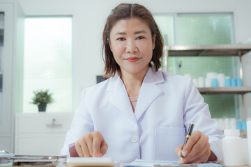 A female doctor examines a patient and explains her diagnosis to him via social media.