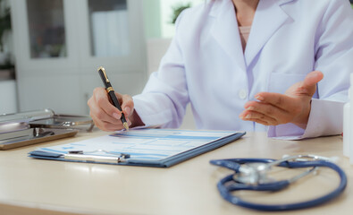 A female doctor examines a patient and explains her diagnosis to him via social media.