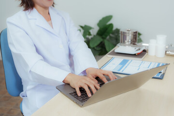 A female doctor examines a patient and explains her diagnosis to him via social media.