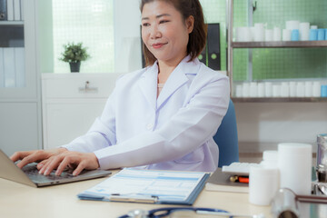 A female doctor examines a patient and explains her diagnosis to him via social media.