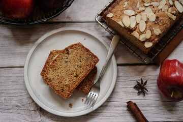 Homemade Apple bread with almonds topping | Thankgiving fall desserts
