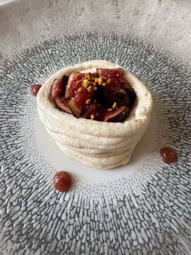 Plato de alta cocina postre relleno de higos y granadas, gastronom&iacute;a creativa