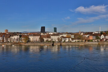 Obraz premium Das Rheinufer in Kleinbasel im Herbst