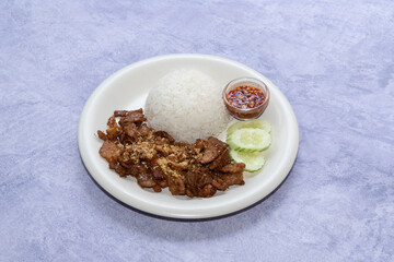 Thai food, stir-fried basil, spicy, can add various meats such as pork, chicken, shrimp, squid.