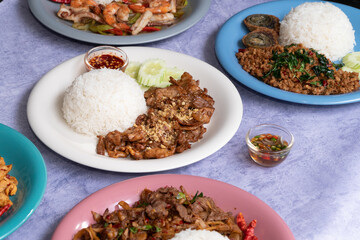 Thai food, stir-fried basil, spicy, can add various meats such as pork, chicken, shrimp, squid.