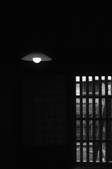 日本家屋の電球と格子窓