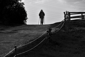 坂道を上って行く女性