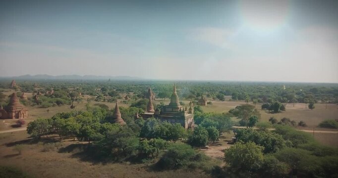 Aerial &uuml;ber Pagode und Tempel in Myanmar