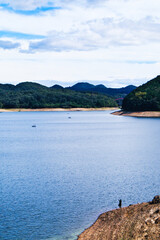 Fototapeta premium 愛知県犬山市の入鹿池に浮かぶワカサギ釣りのボート