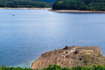 愛知県犬山市の入鹿池に浮かぶワカサギ釣りのボート