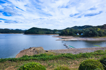 愛知県犬山市の入鹿池に浮かぶワカサギ釣りのボート